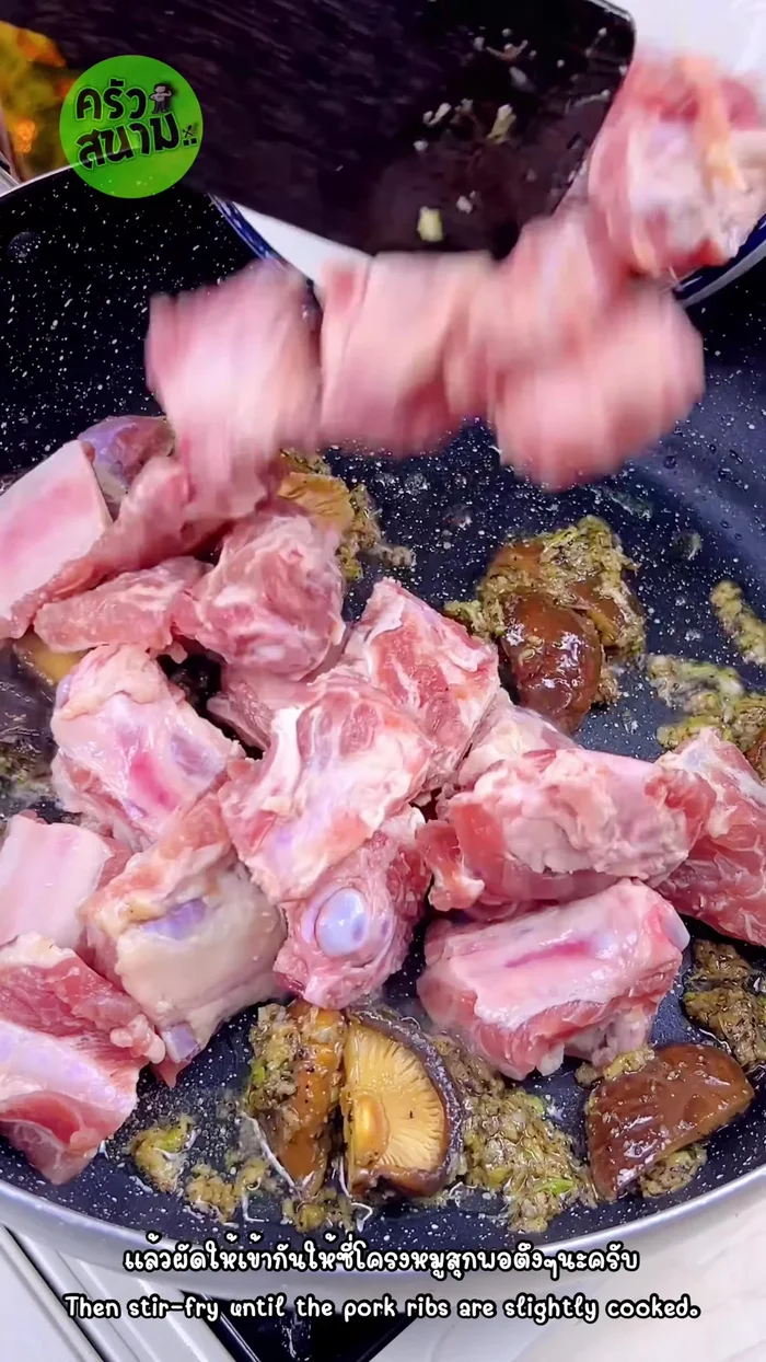 Add 500 grams of pork ribs and stir-fry until cooked and firm.