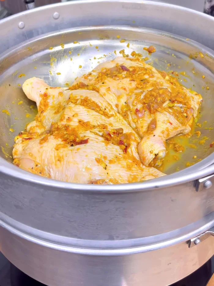 Steam the chicken over medium heat for 20 minutes.