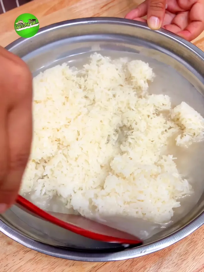 Combine the steamed sticky rice with the coconut milk sauce and mix well. Let it sit for 30 minutes to absorb the flavors.