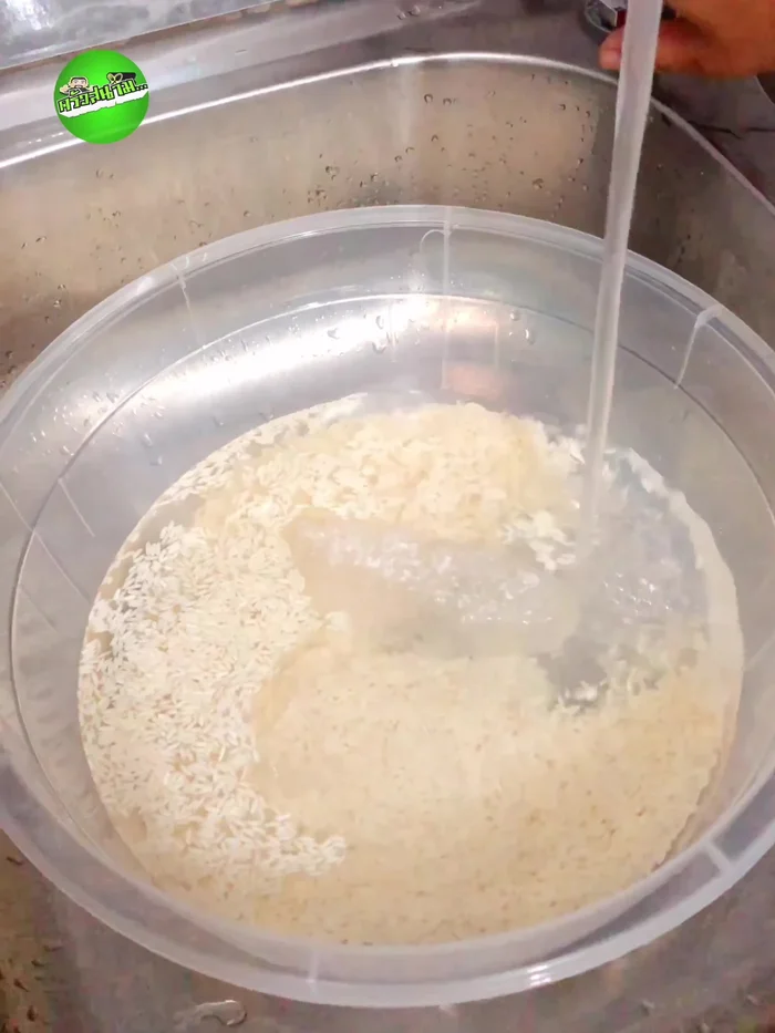 Polish the sticky rice using alum and orange peel. Rinse thoroughly until the water runs clear (approx. 3 times).