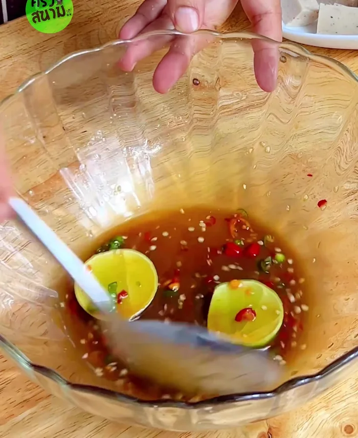 Add the boiled pork, shallots, and coriander to the sauce.