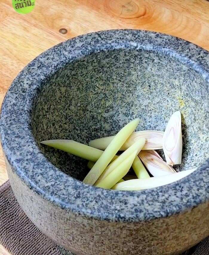 Pound lemongrass (cut into 2 pieces), galangal (cut into 3 pieces), Chinese garlic, shallots, turmeric, dried chili, and fresh chili until fragrant. Adjust chili amount to your desired spiciness.