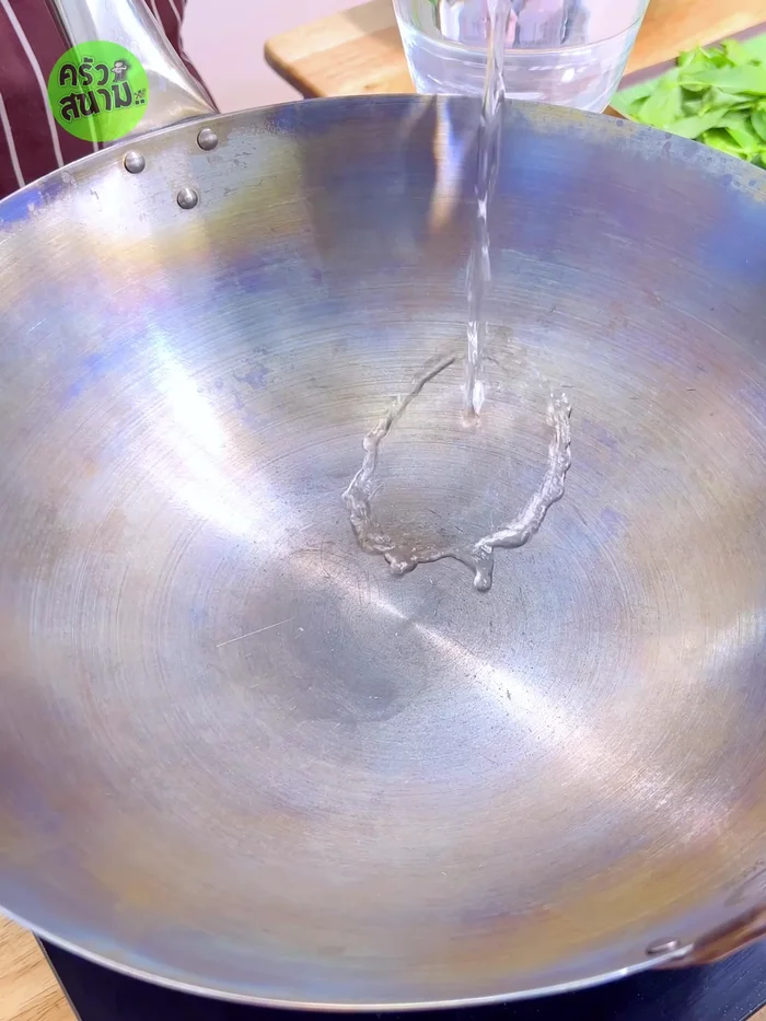 Put the pan on the stove, add 1500ml of water. Turn on the gas stove (medium heat).