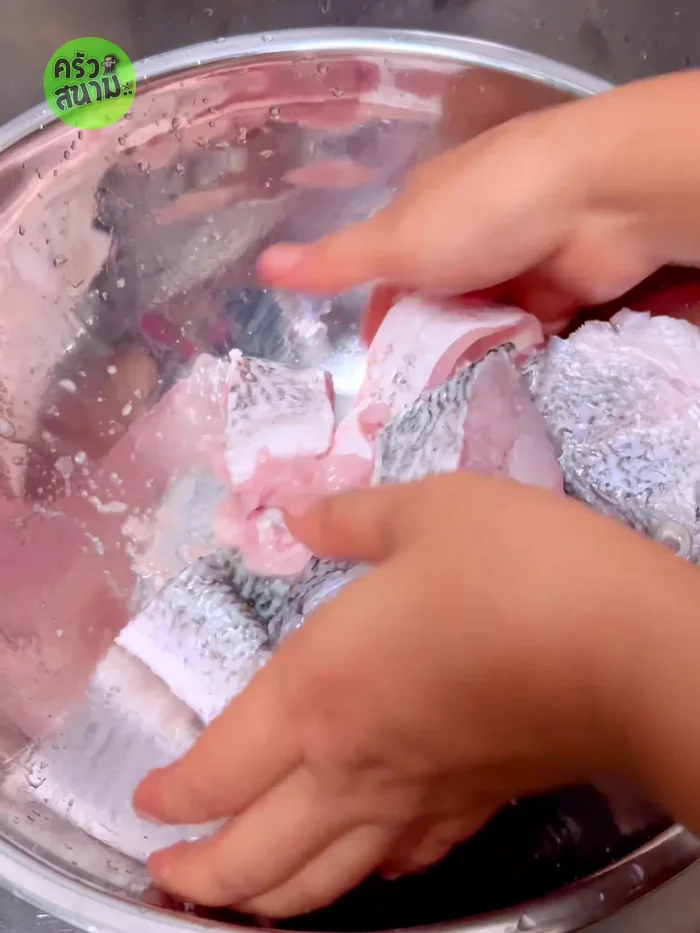 Cut the fish into pieces. Add salt and fish powder, mix well to remove fishy smell. Wash with clean water three times.