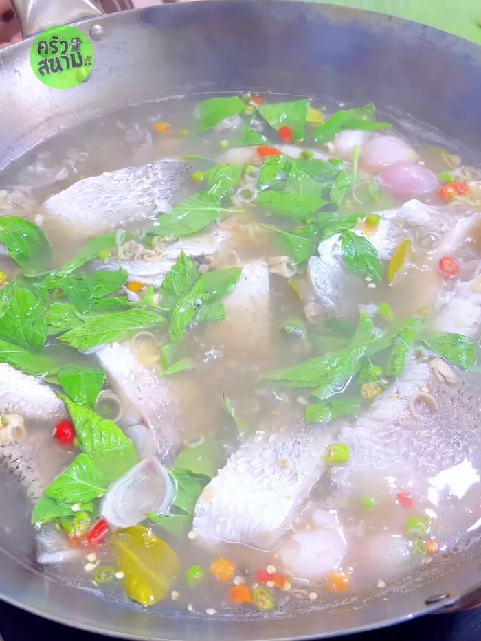 Turn off the gas. Add lime halves for extra sourness and aroma. Gently lift and mix the fish.