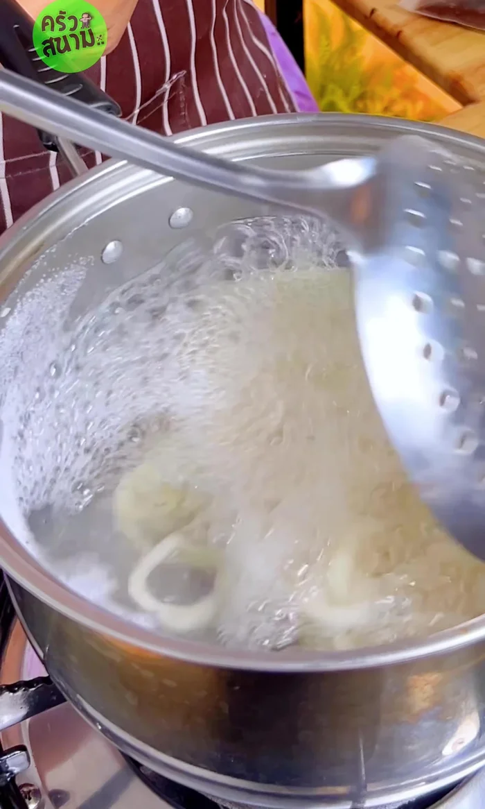 Remove the noodles from the boiling water and rinse them with clean water.