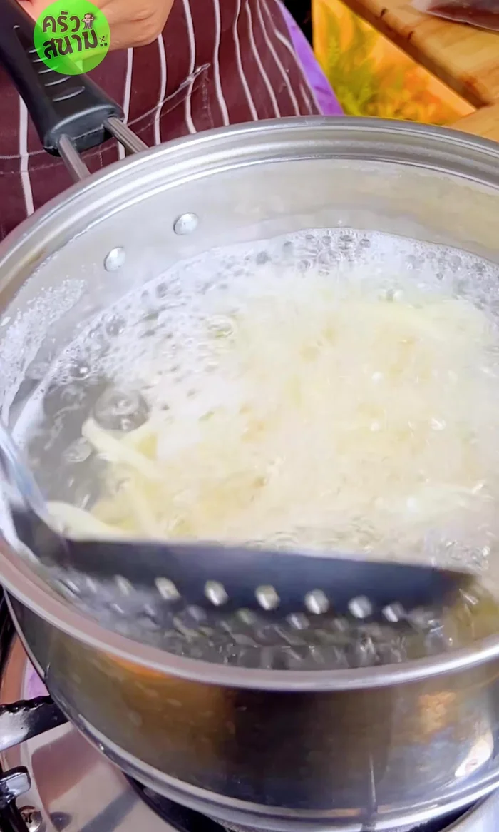 Place the cooked udon noodles on a floating plate.