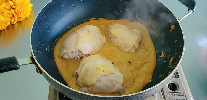 Add the grilled chicken to the curry.