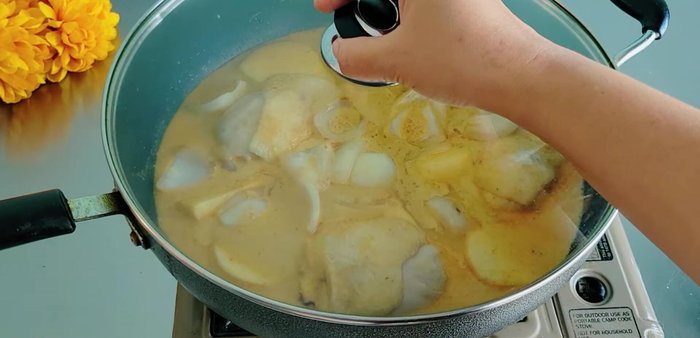 Simmer over medium-low heat for 30 minutes with the lid on, stirring occasionally.