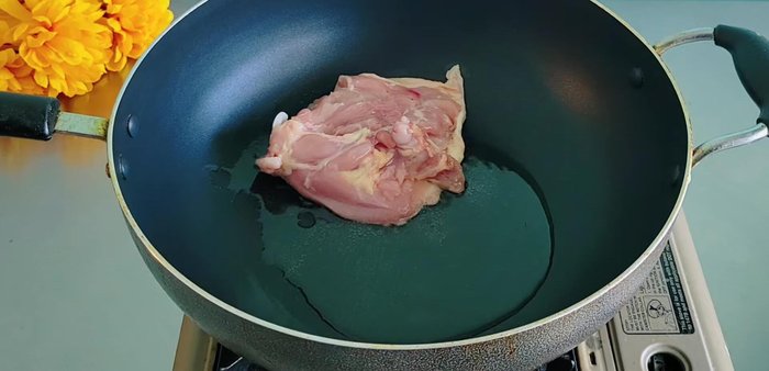 Grill chicken thighs in a pan with moderate vegetable oil over medium heat until yellow. Set aside.