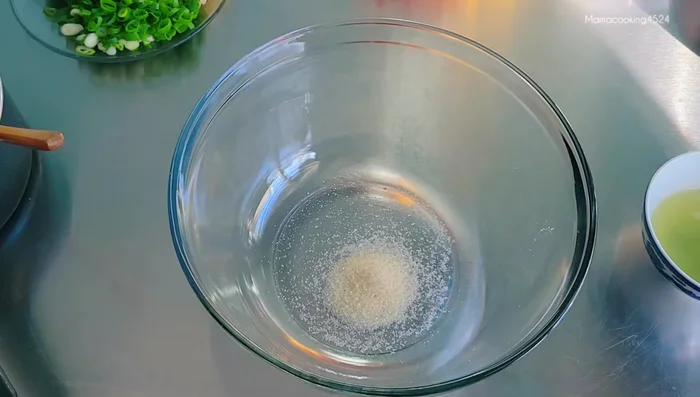 Prepare the sauce: Mix sugar (optional), fish sauce (2 tablespoons), lime juice, and seasoning powder to taste.