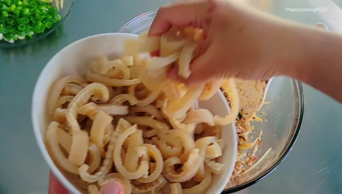Add the prepared pork rind and mix well.