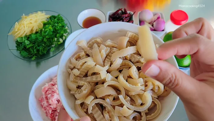 Boil pork skin until tender (15-20 minutes). Then put it in cold water to make it bouncy and crispy.