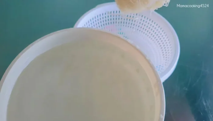 Soak rice vermicelli (200g) in water for 3 minutes. Set aside.