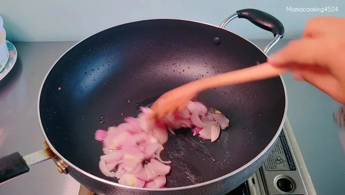 Stir-fry shallots until softened. Add soybean paste (1 tbsp), tamarind juice (3 tbsp), red sauce (4 tbsp), sugar (3 tbsp), coconut milk (3 tbsp), and fish sauce (1 tbsp). Mix well.