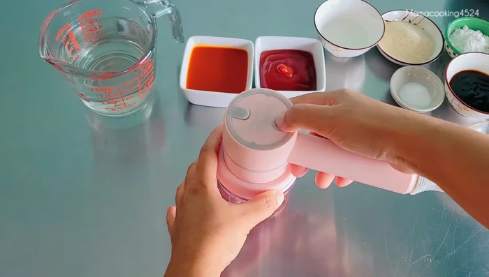 Blend fermented bean curd (50g) with 500ml water until smooth. Bring to a boil separately.