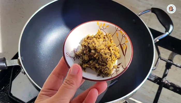 Stir-fry star anise and cinnamon with vegetable oil until fragrant.