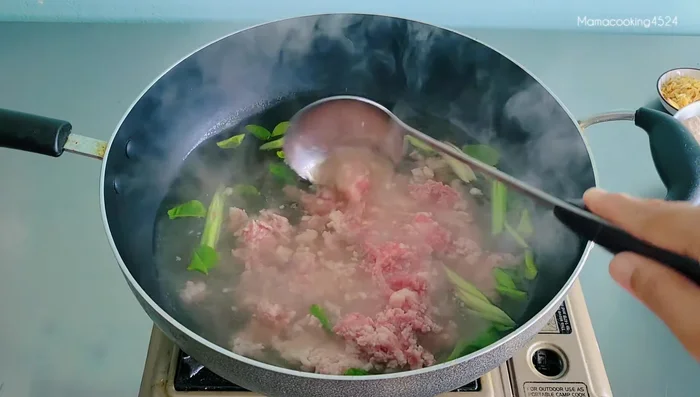 Add 500 grams of minced pork and continue to boil, skimming off the foam.