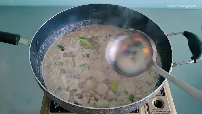 Add 400 grams of meatballs.