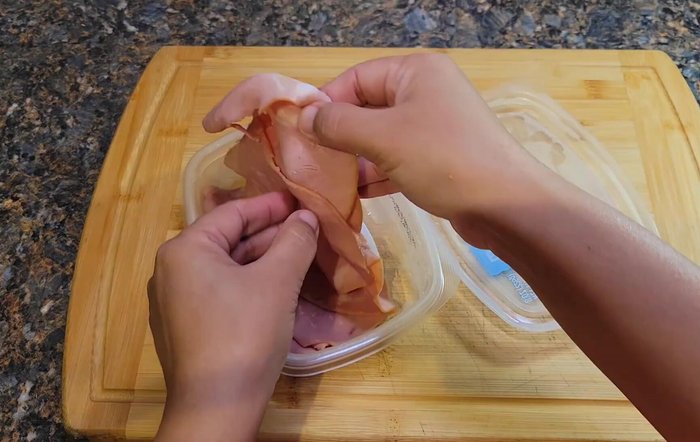 Prepare the filling: Tear ham into pieces. [253.28]