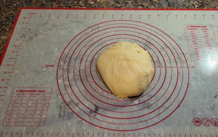 Divide the risen dough into 4-6 pieces. [286.36]