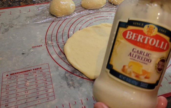 Spread cream on the dough, add ham and mozzarella cheese (or your desired filling). [363.759]