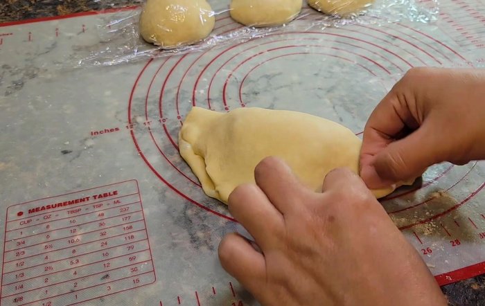 Fold the dough over the filling and seal the edges. [411.039]