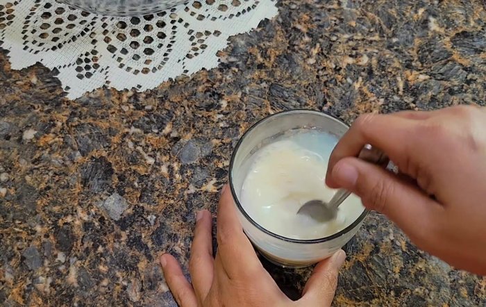 Prepare warm milk and mix in sugar until dissolved. [45.52]