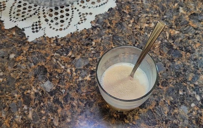 Add yeast and mix until combined. Let it rest for 5 minutes. [49.12]