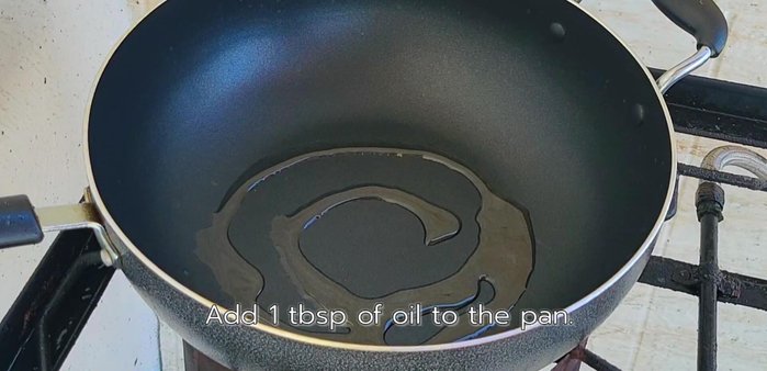 Heat 1 tablespoon of vegetable oil in a pan. Add 2 tablespoons of pounded garlic, pepper, and coriander root; stir-fry until fragrant.
