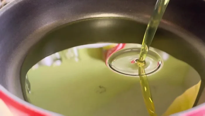 Heat oil in a frying pan.