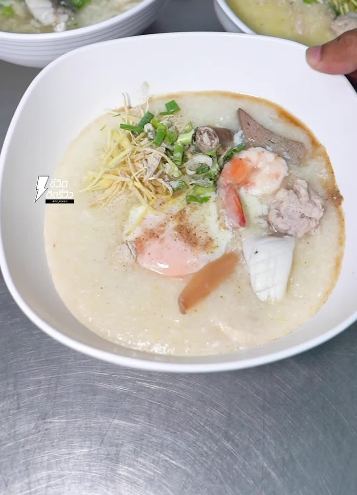 Add jasmine rice to the pork bone broth and cook until smooth and fine. Cook pot by pot for even cooking.